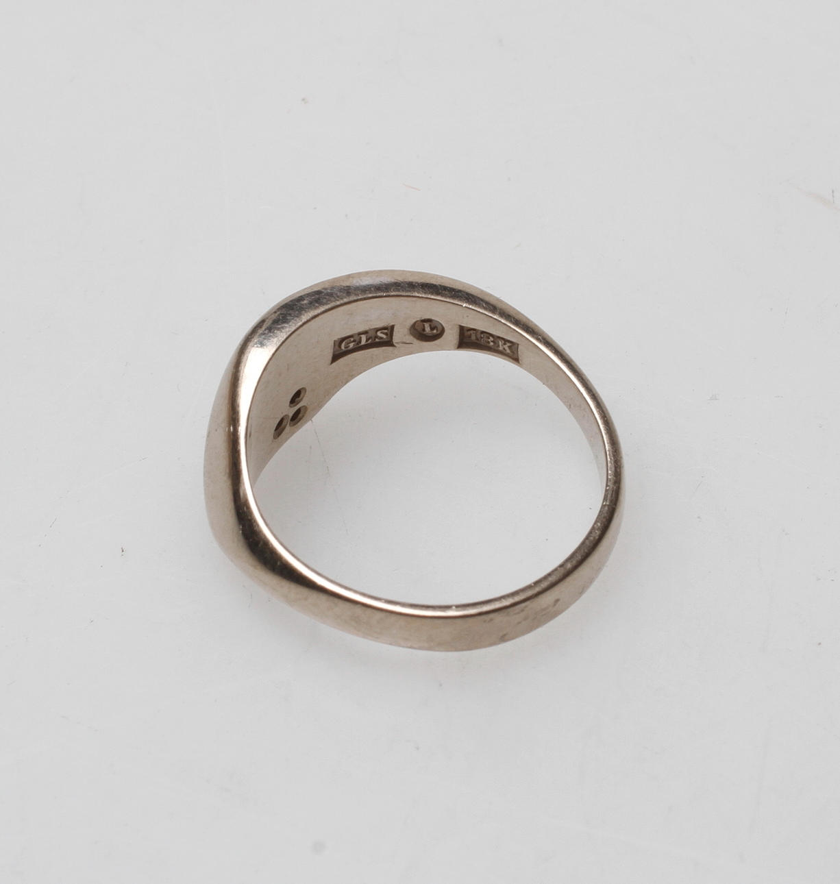 VITGULDSRING, 18k guld, vikt ca 5,3 gr.