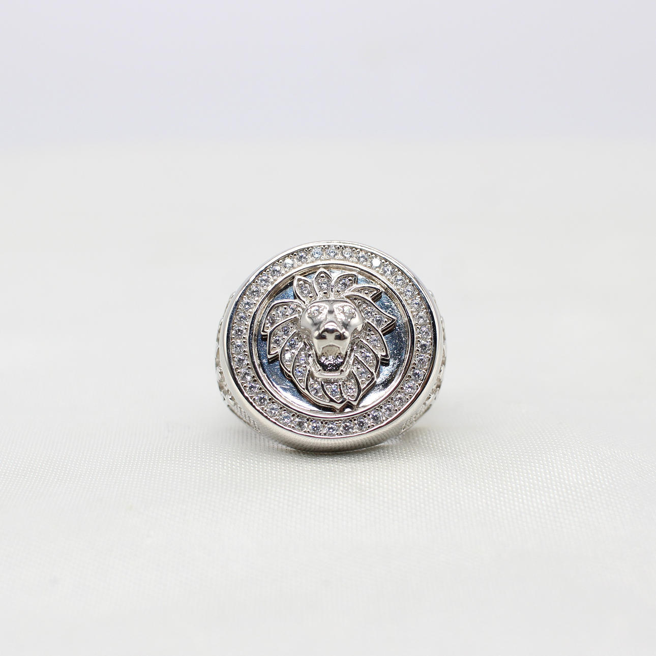 ANILLO CON SELLO DE LEÓN PLATEADO.