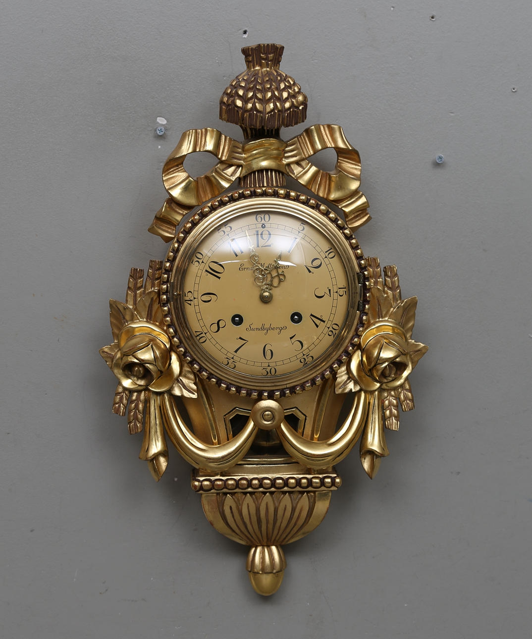 VÄGGPENDYL samt VÄGGLAMPETTER, ett par, 1900-tal.