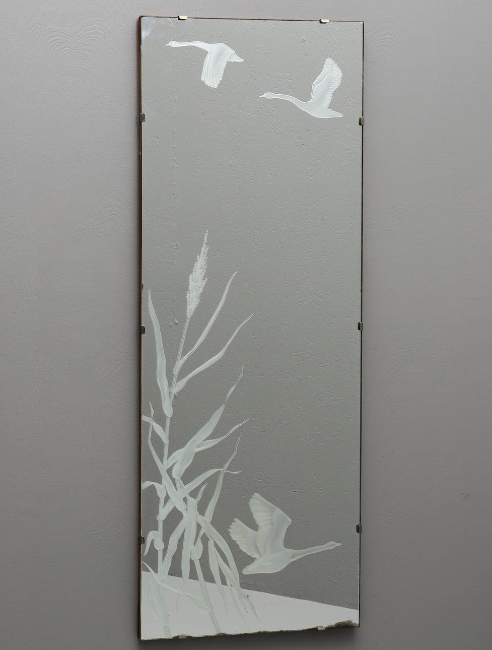 GLÖSSNER & CO, mirror, etched decor of swans and reeds, signed Glössner - Co Hegewald, dated 1947.