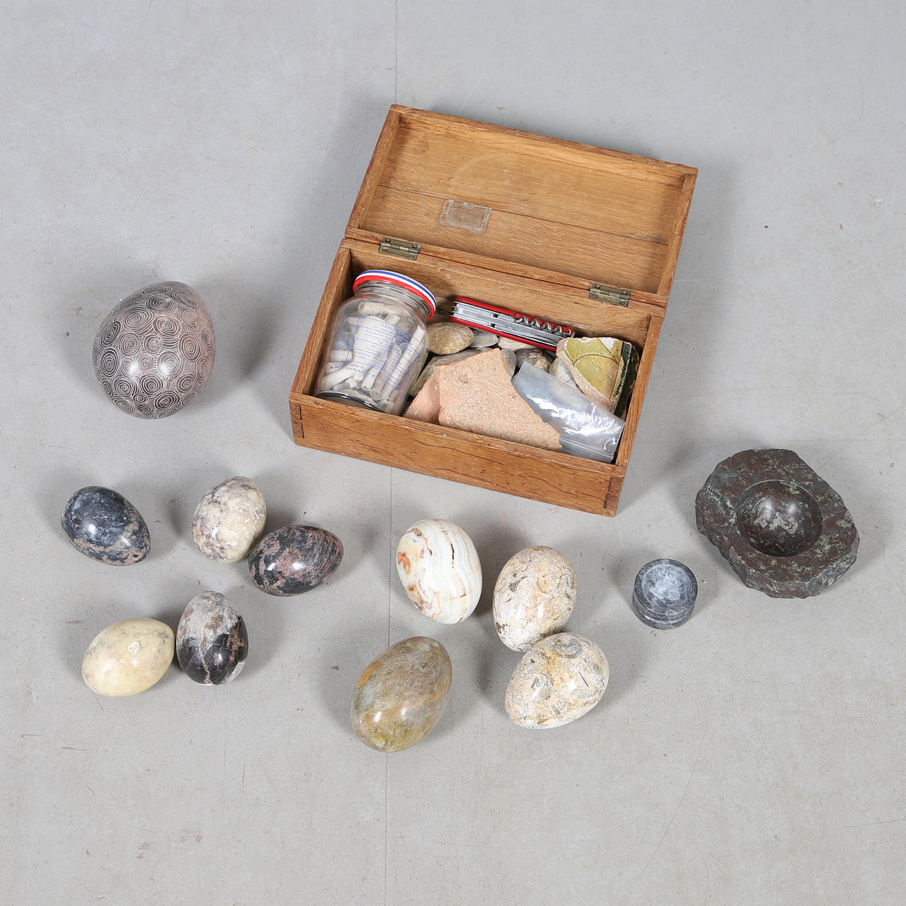A COLLECTION OF SPECIMEN STONE EGGS AND OTHER ITEMS. Miscellaneous ...