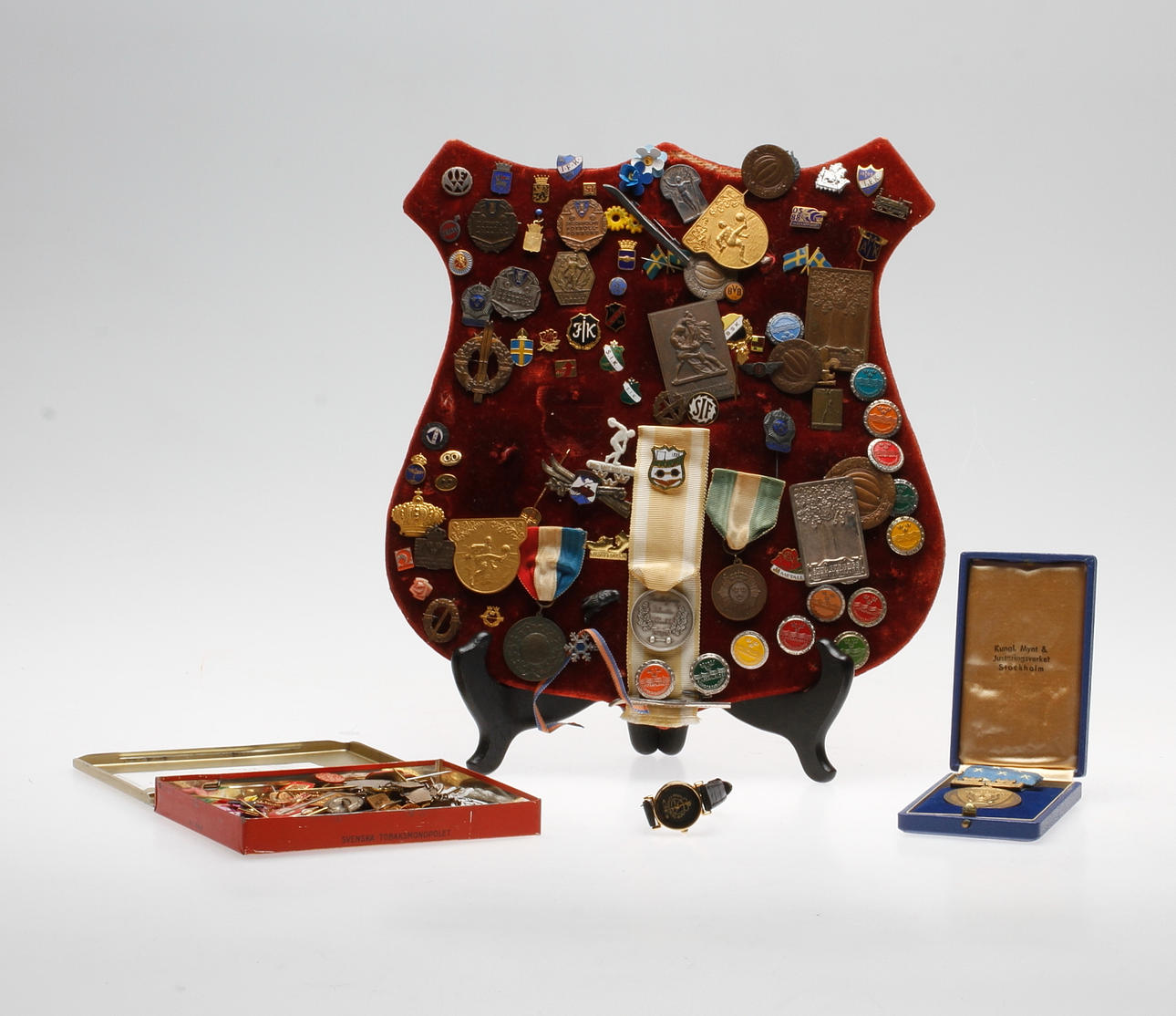 NÅLMÄRKEN, bland annat sportmärken.