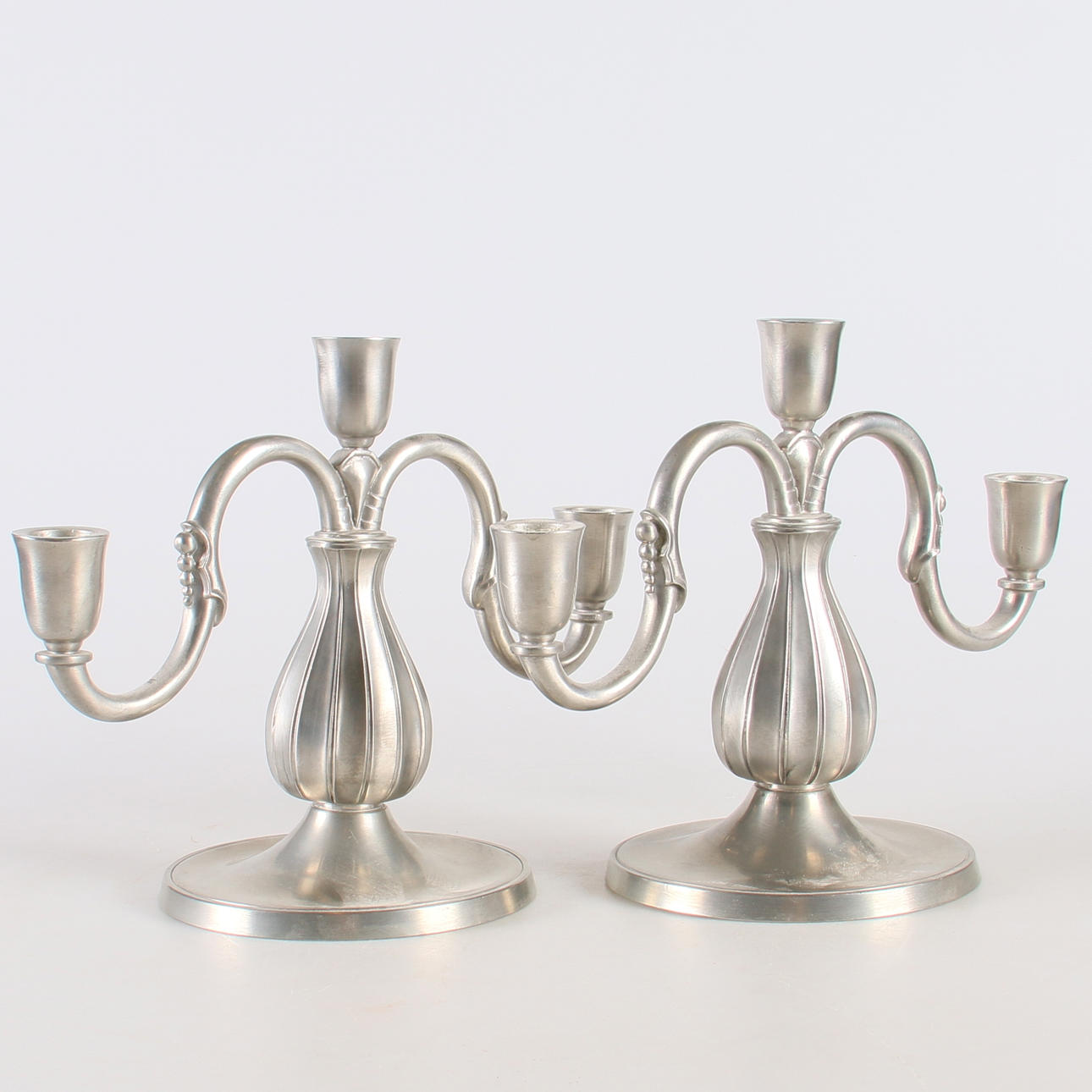 KANDELABRAR, ett par, tenn, Art deco, GAB, 1934.