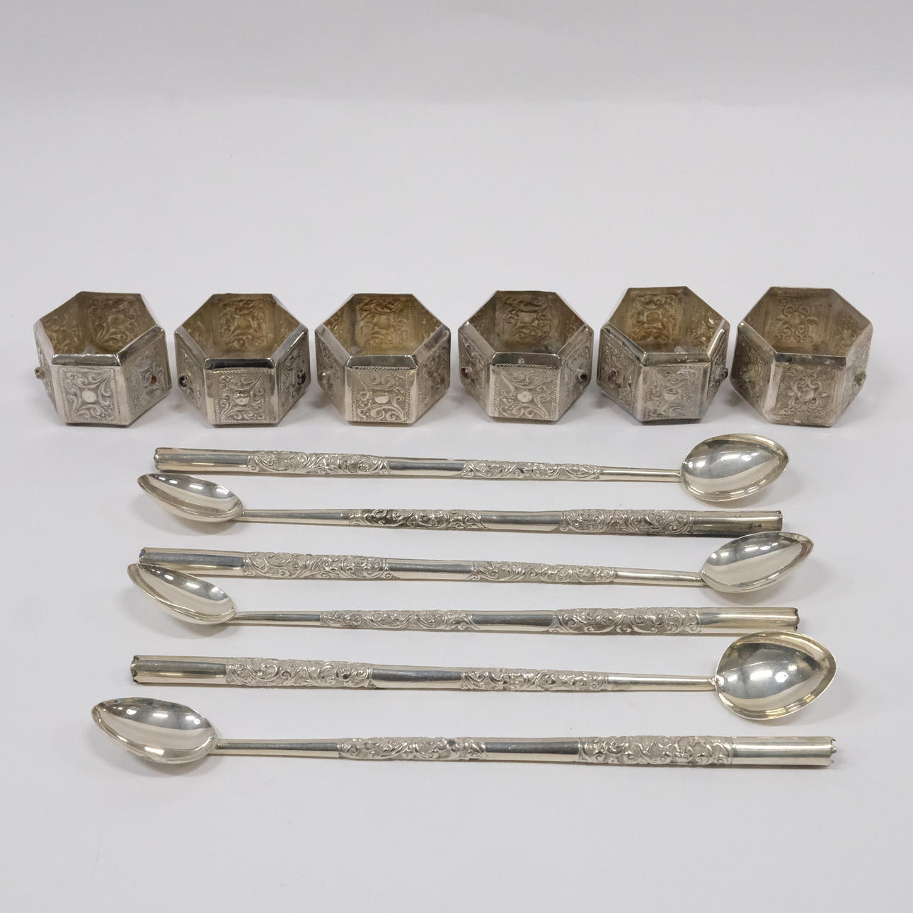 SERVIETRINGE OG SKEER, SØLV, ORIENTALSK.