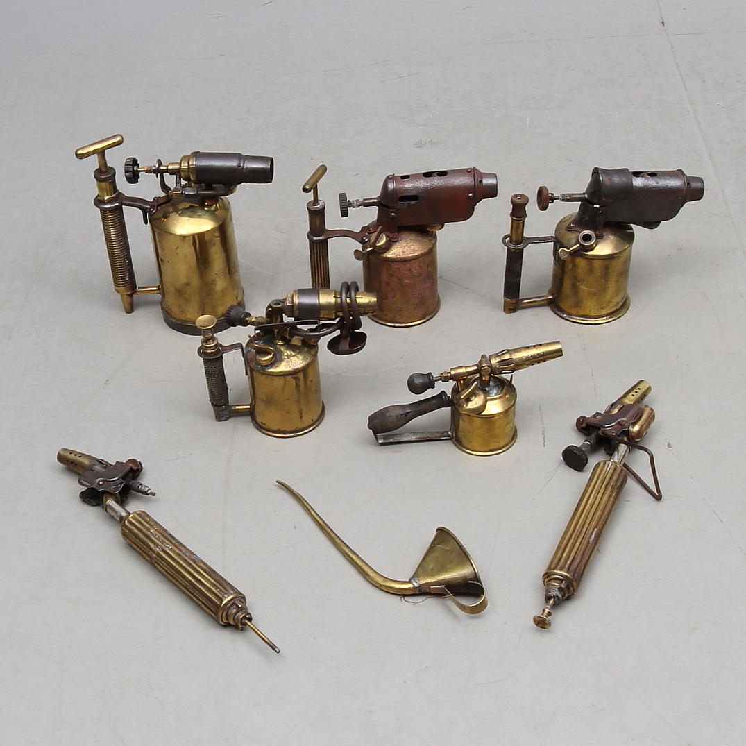 BLÅSLAMPOR (Sievert samt Primus) samt TRATT, 8 delar, mässing, tidigt 1900-tal.