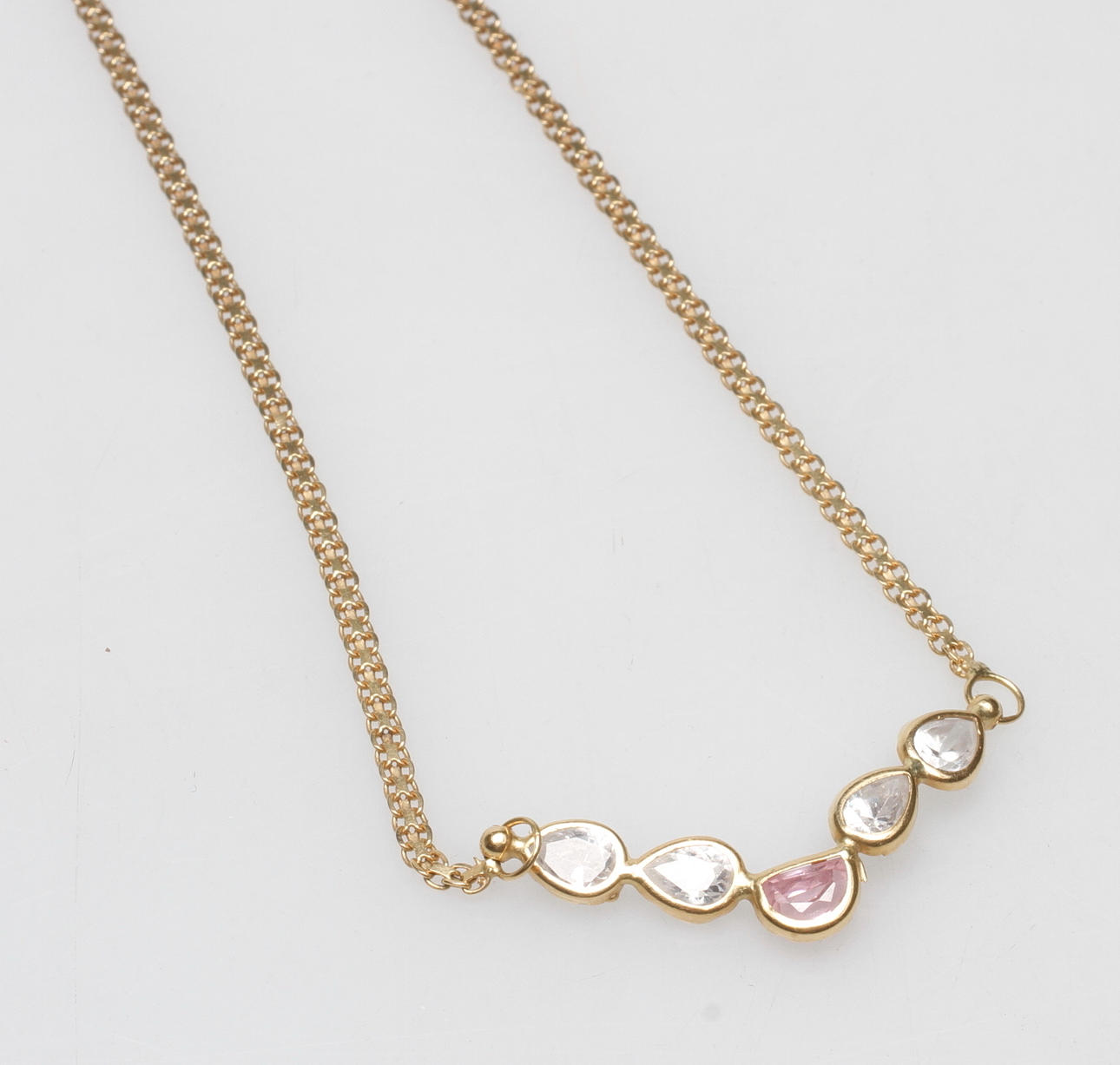 HALSBAND MED STENAR, 18k guld, total vikt ca 7,7 gr.