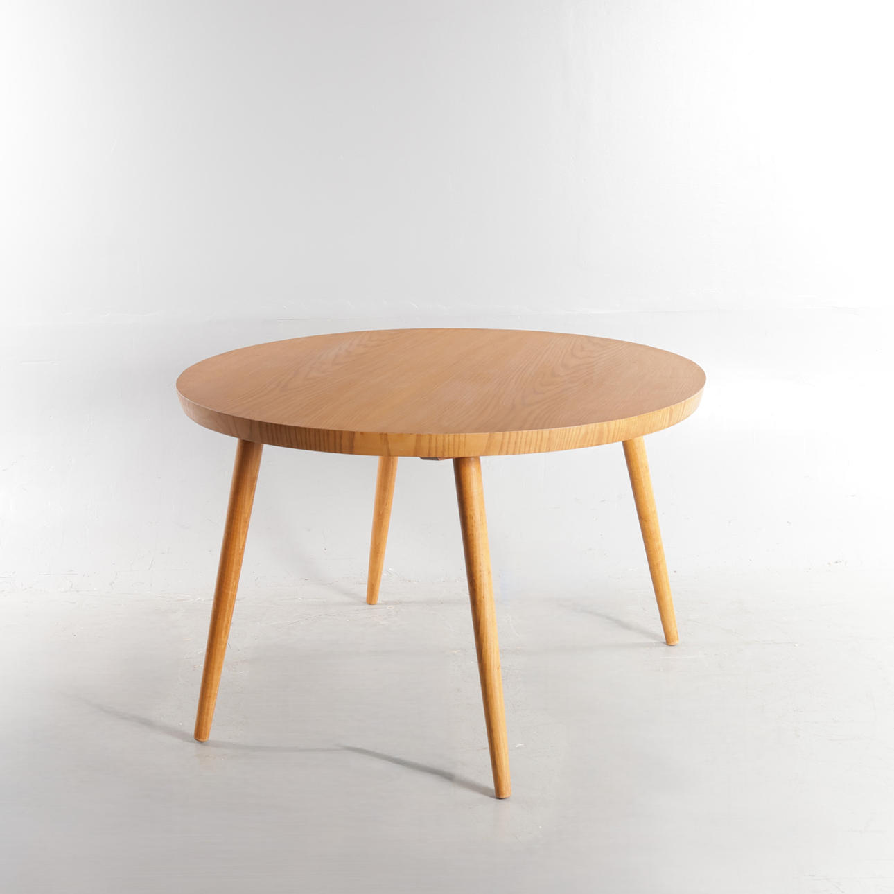 Circular dining table made of oak, round beveled legs. Mid-Century ...