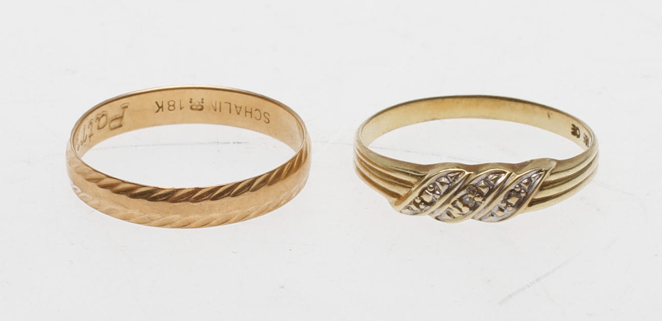 RINGAR, 2 st, 14k samt 18k, vikt totalt 3 gr.