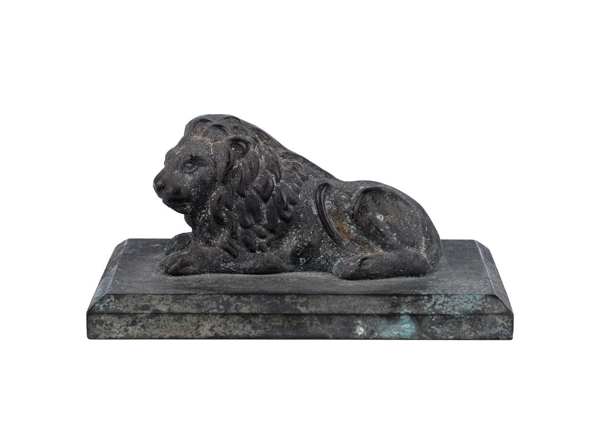 LIGGANDE LEJON. Skulptur framför parlamentet i Oslo, Norge.