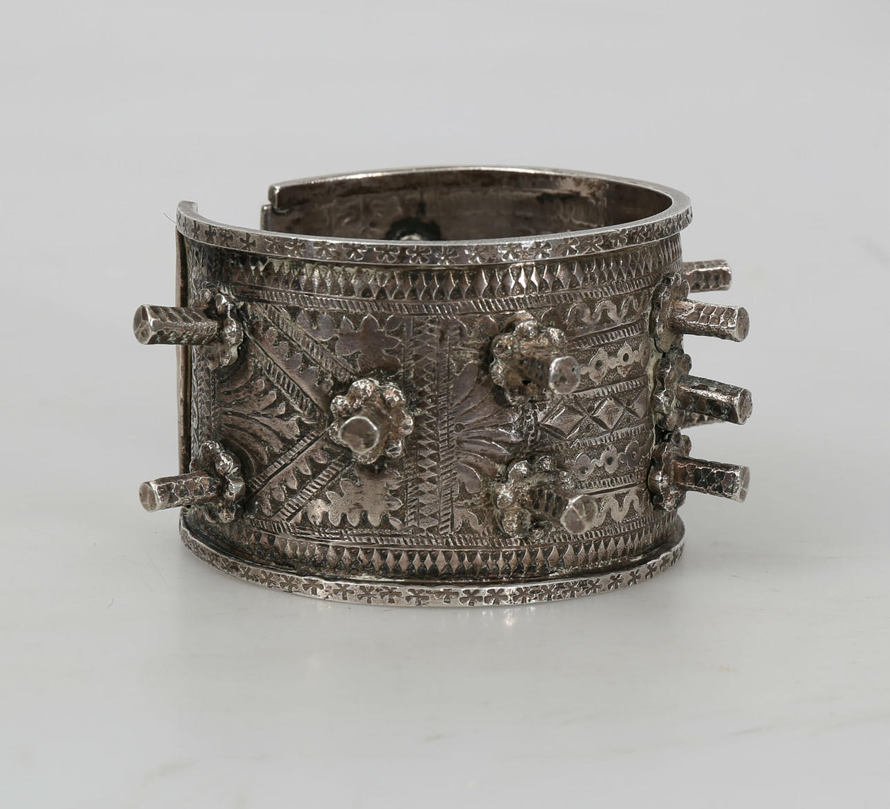 ARMBAND, låghaltigt silver, 115,2 gram, Afrika, 1900-tal.