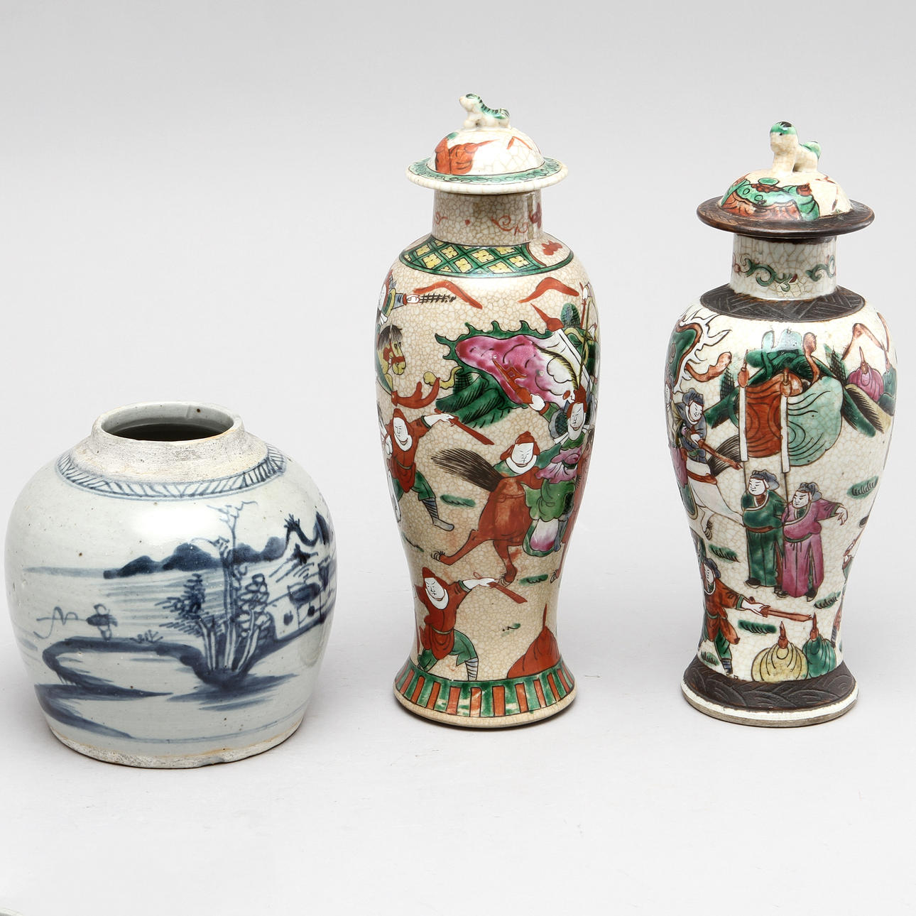 BOJAN samt LOCKURNOR, 2 st, porslin, Kina, 1800-tal.