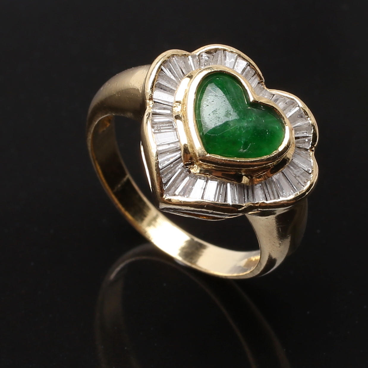 RING 18 K gulguld, jade och trapetsslipade diamanter.
