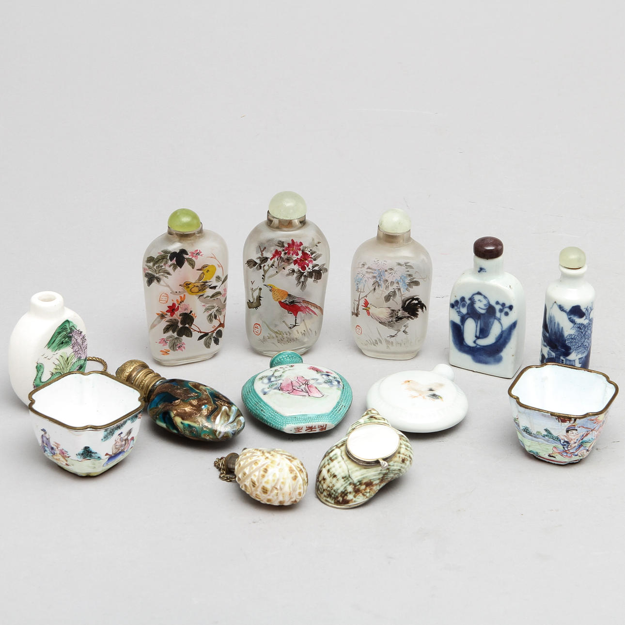 SNUSFLASKOR, 11 st samt MINIATYRKOPPAR, 2 st, blandade material, Kina, 1800/1900-tal.