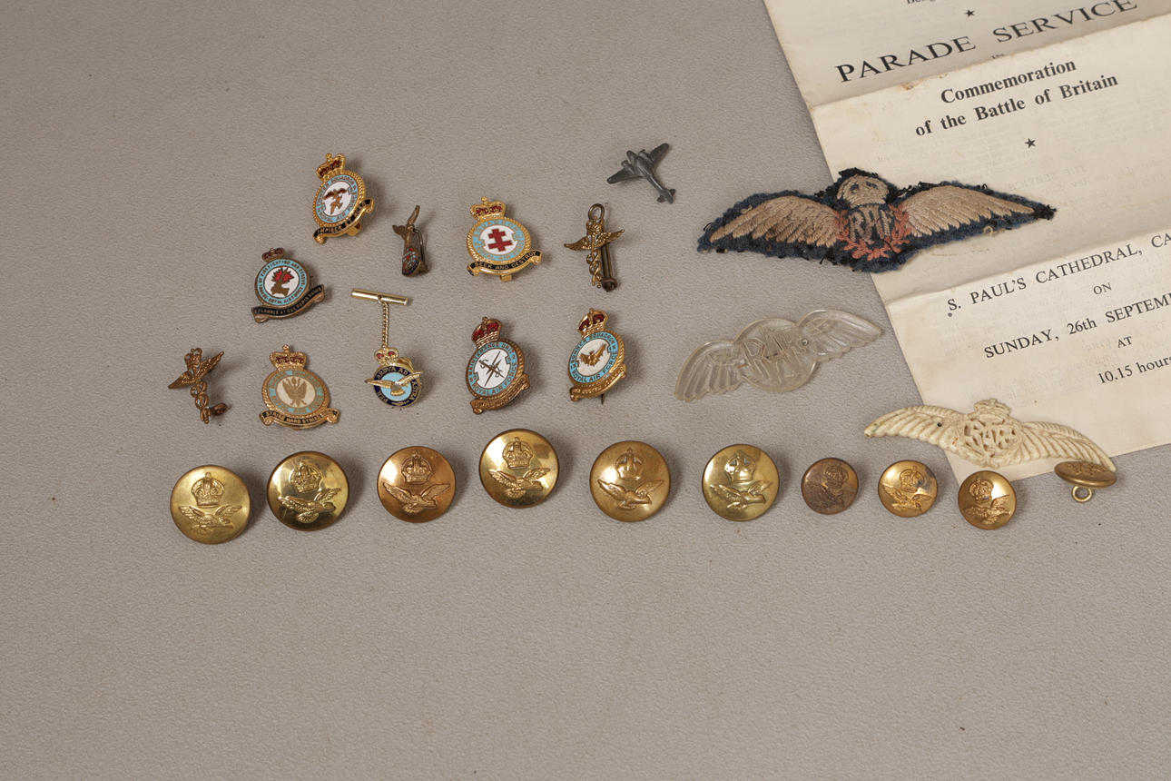 RAF LOT OF ITEMS (QTY). Weapons & Militaria - Other - Auctionet