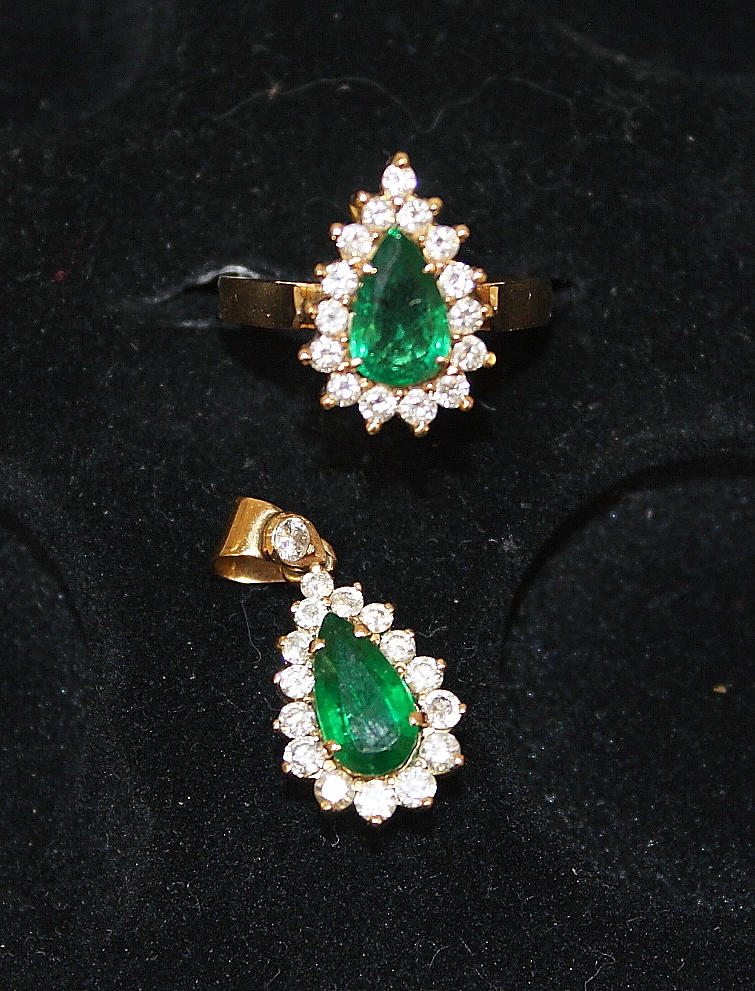 RING & HÄNGE, guld 18K Diamanter(tot. ca. 1,6ct) och Smaragder(tot 2-2.4 ct.)