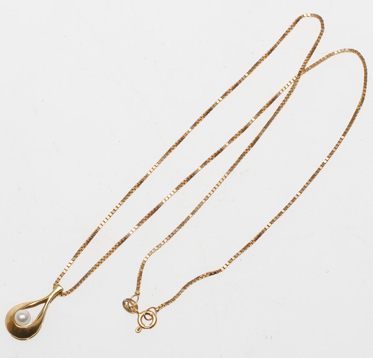 KEDJA samt HÄNGE, 18k guld, vikt ca 4 gr.