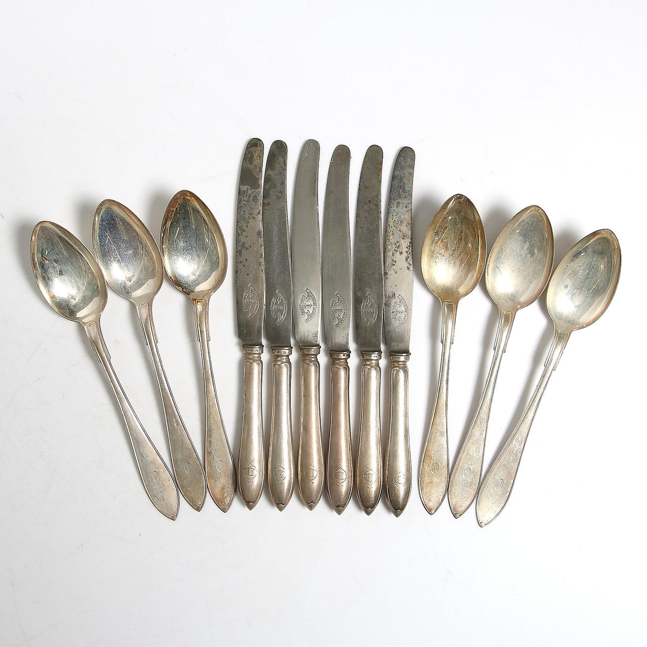 SKEDAR samt KNIVAR, 12 st, silver, modell "Svensk Spetsig", Guldsmeds AB, Stockholm. 1915. Nettovikt ca 610 gram.