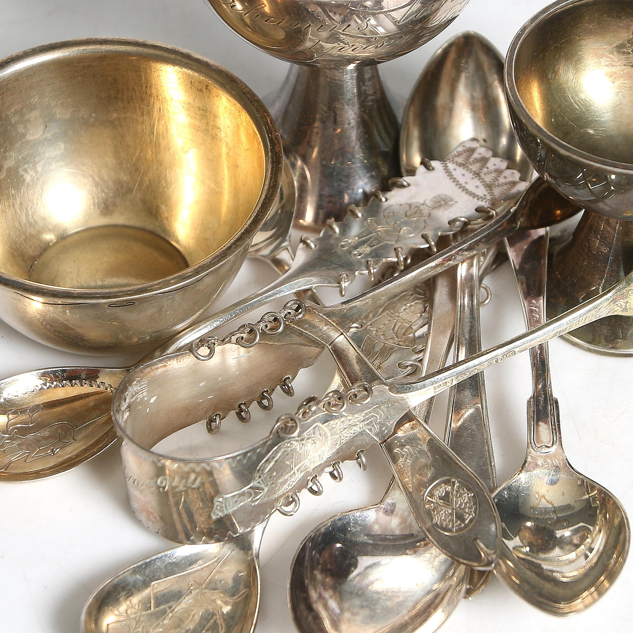 POKALER, SUPKOPP, SOCKERTÅNG och SKEDAR, silver. Bruttovikt 150 gram.