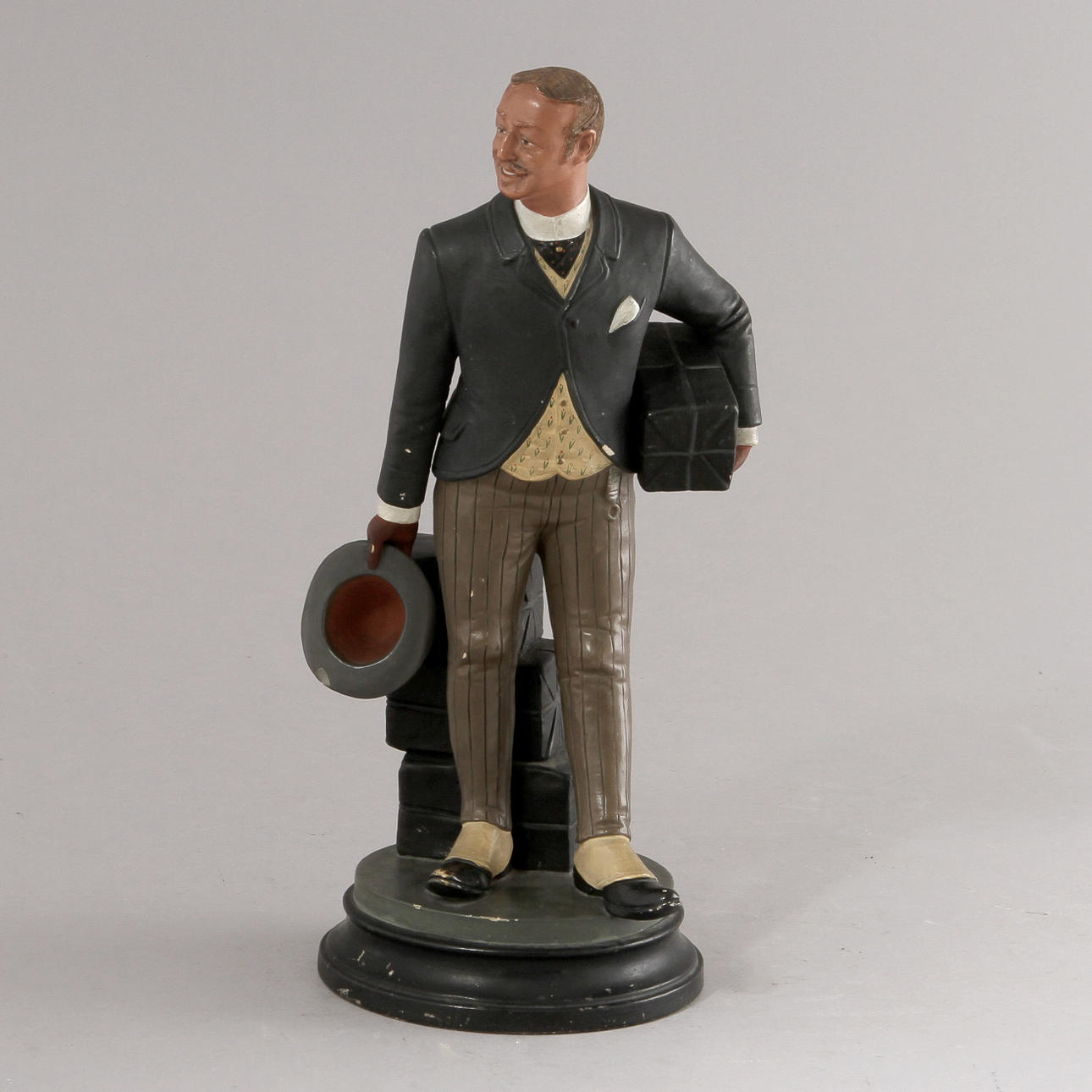 FIGURIN, Gentleman och paket, modellnr 4091, keramik. Bernard Bloch.