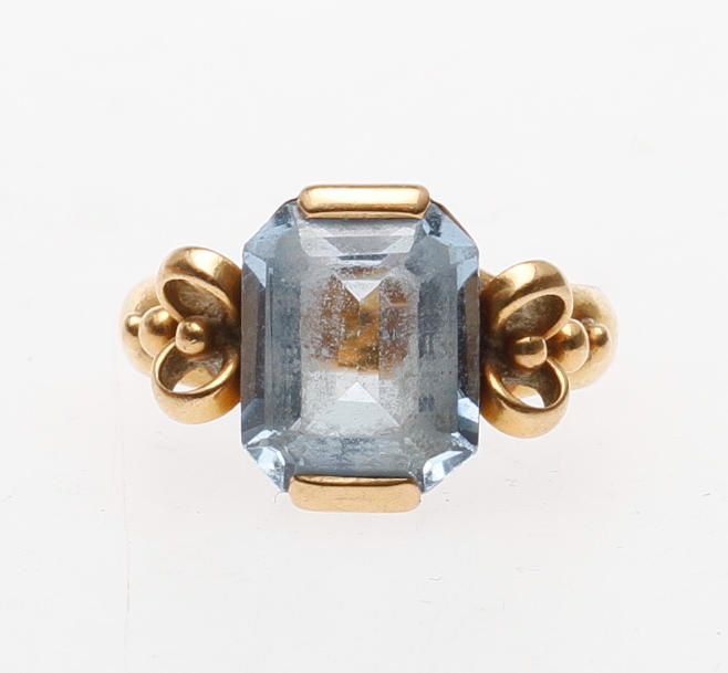 RING, 23k, med blå sten, vikt totalt ca 7,2 gr.