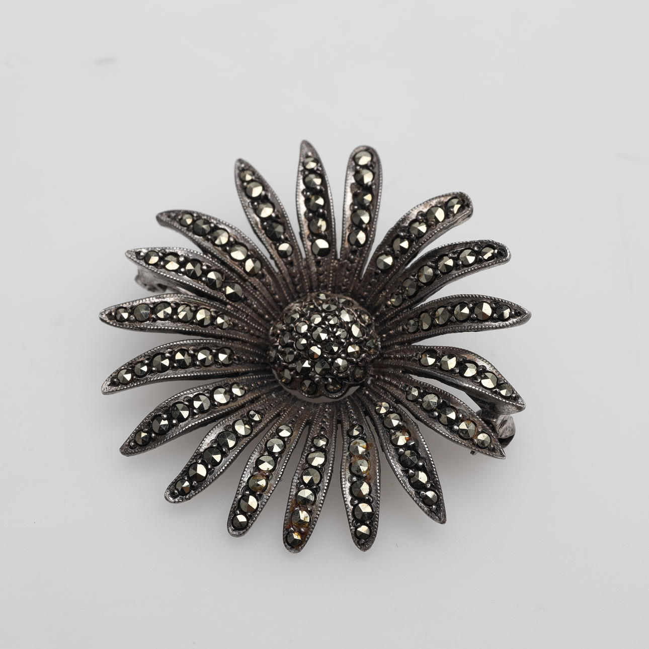 BROSCH med markasiter, silver, bruttovikt ca 11,6 gram. Smycken ...