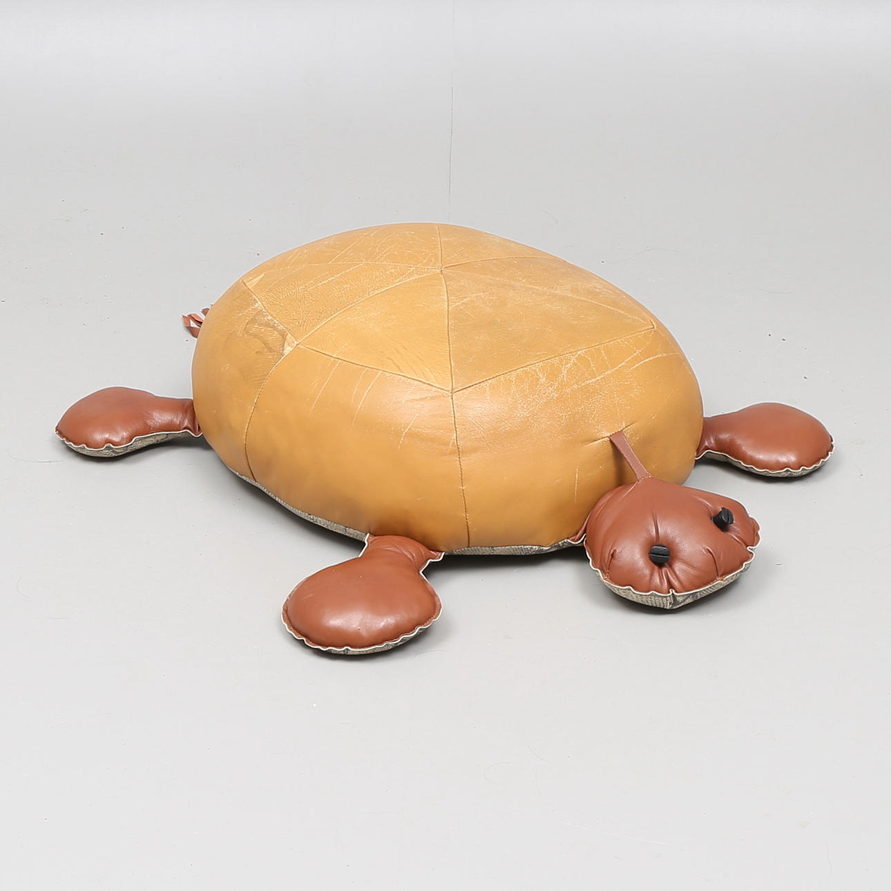 SITTPUFF i form av sköldpadda, delvis skinn.