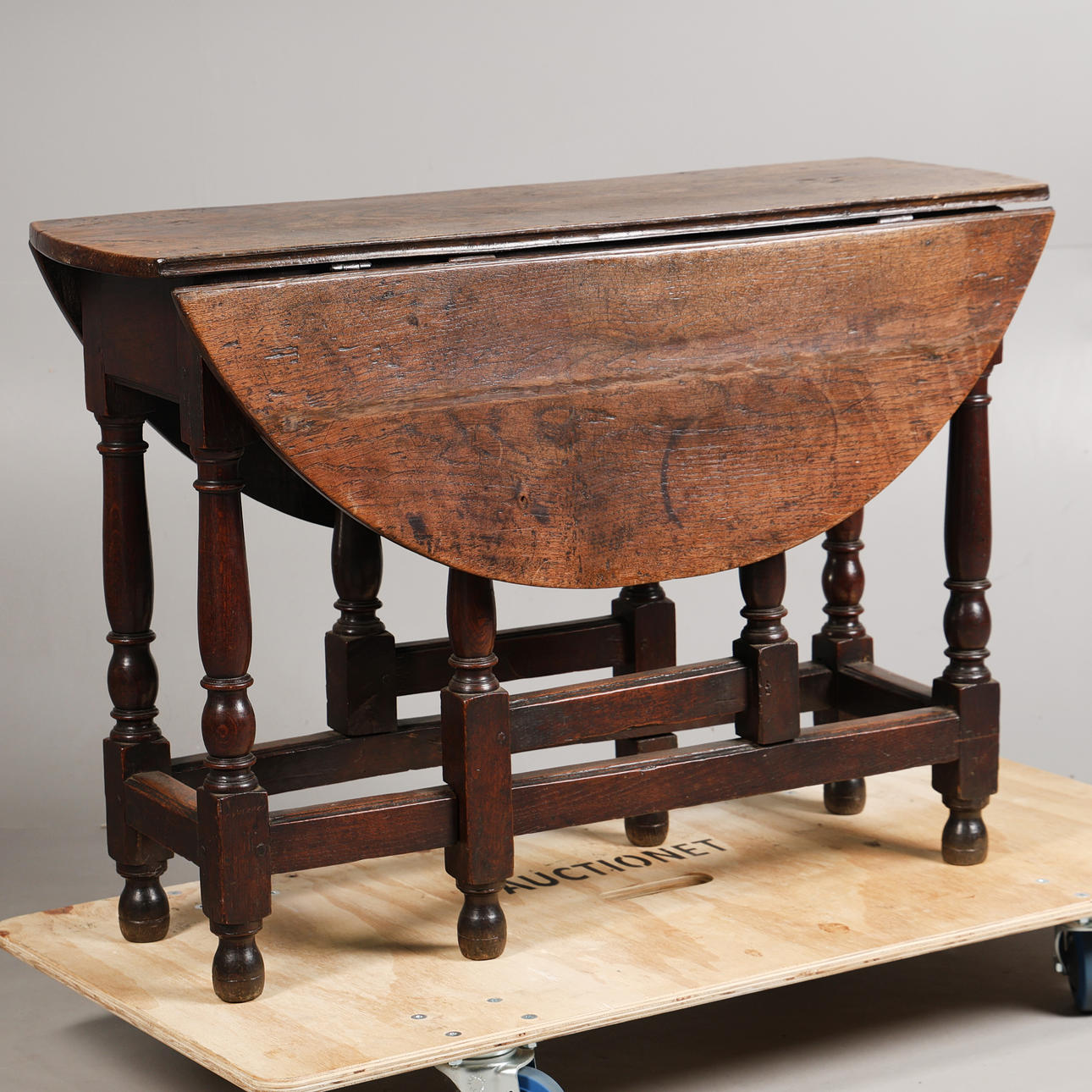 AN 18TH CENTURY OAK GATELEG TABLE.