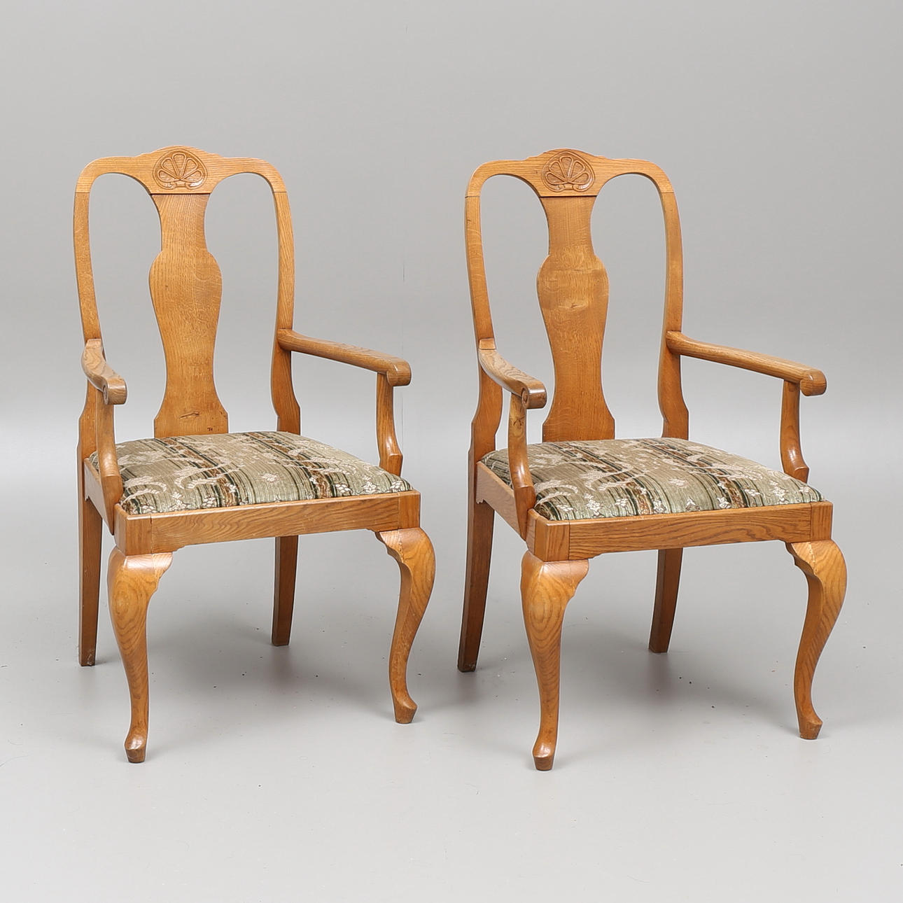 KARMSTOLAR, ett par, ek, bondrokokostil, 1900-talets första hälft.