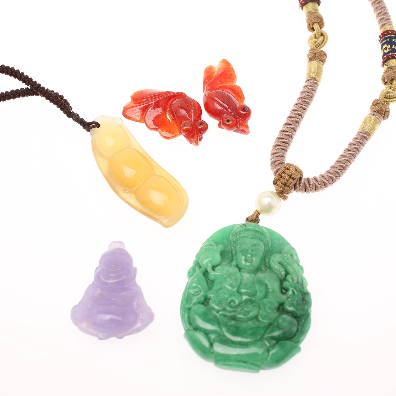 HALSBAND, 2 st, ÖRHÄNGEN, ett par, HÄNGE. Kina.