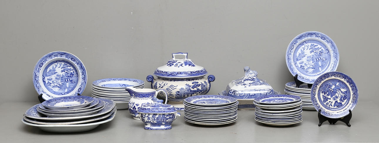 MATSERVIS, 64 delar, flintgods, "Willow", olika tillverkare, 1800-1900-tal.