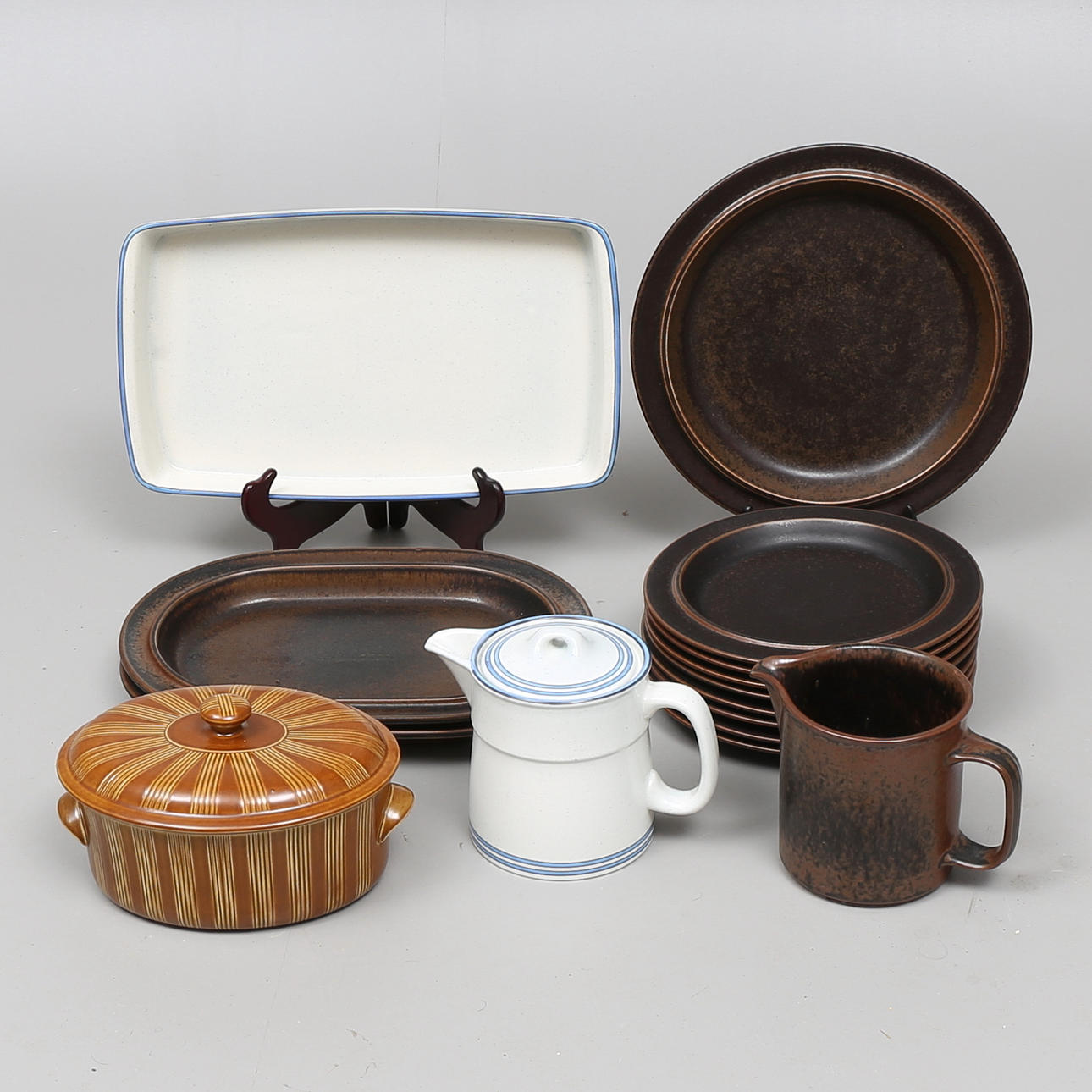 SERVISDELAR, 15 st, "Eldorado Brun" samt "Dart" Stig Lindberg, "Ruska" Arabia.