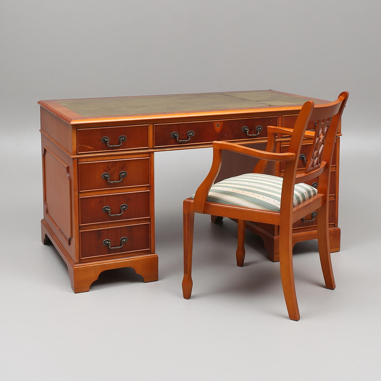 SKRIVBORD med STOL, engelsk stil, 1900-talets fjärde kvartal.
