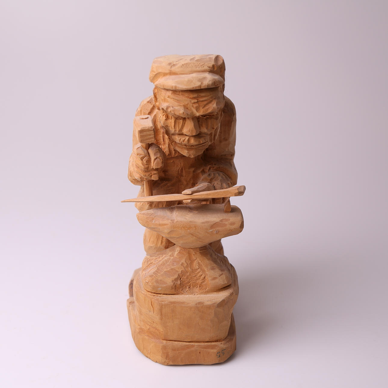 GÖSTA FREDRIKSSON. TRÄGUBBE, "Smeden", signerad G.F. / Gösta Fredriksson - Skövde, sent 1900-tal.