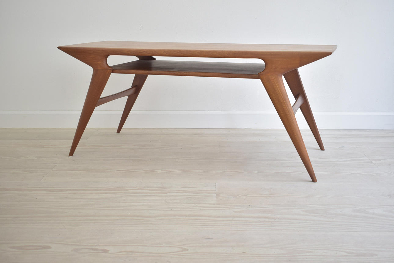 N. O. MØLLER. SOFFBORD I MASSIV TEAK, 1900-TAL.