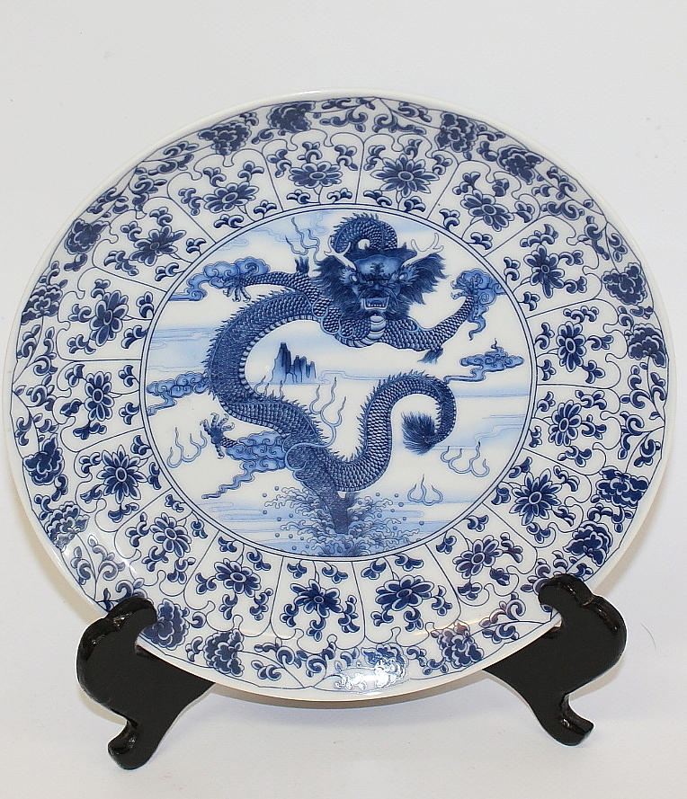 FAT, porslin, Kina drakmotiv, märkt med Quianlong sigill.