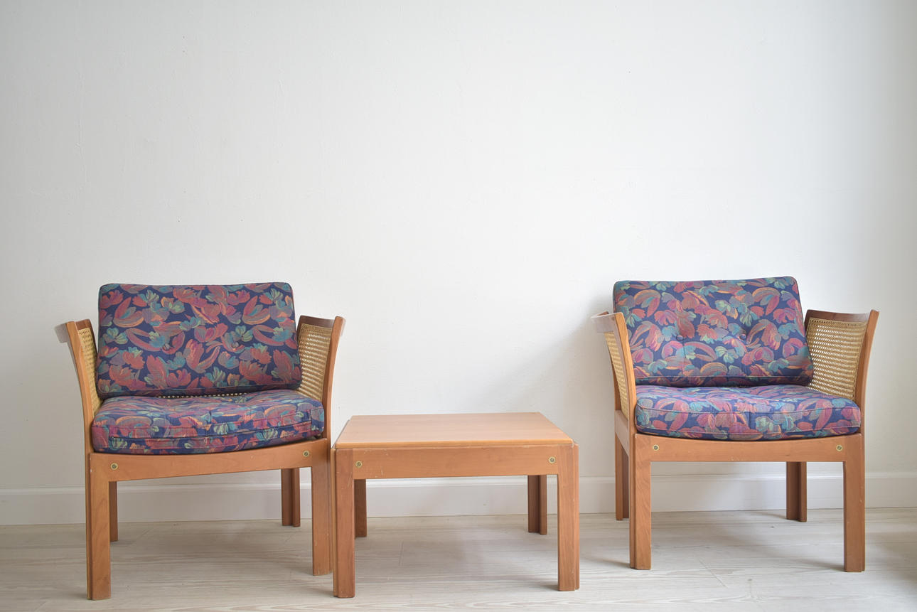 ILLUM WIKKELSØ. Set med 2 stolar och ett bord i körsbär, 2000-tal.