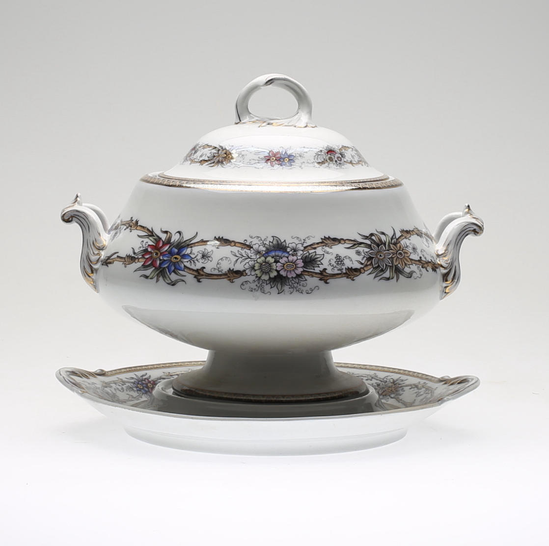 TERRIN med underfat samt lock, 3 delar, ironstone, modell "Iris" (1872-1910), Rörstrand.