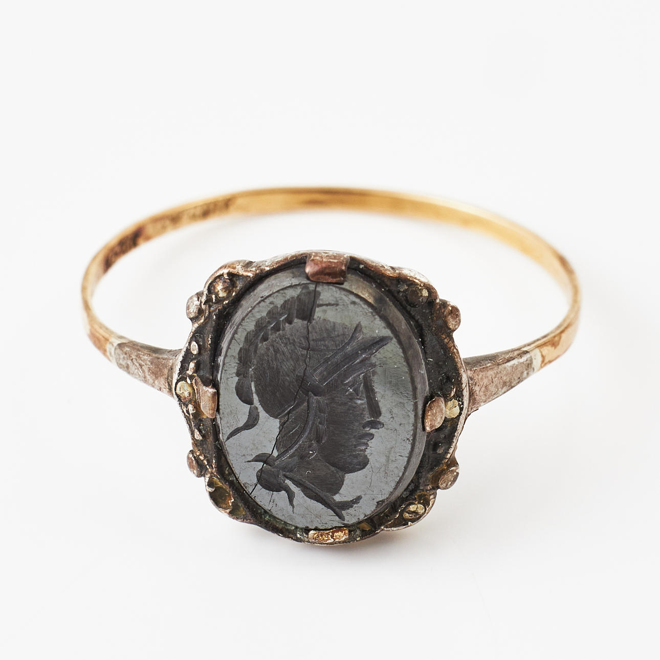 RING, 18k gold, hematite with intaglio depicting a Roman warrior in ...