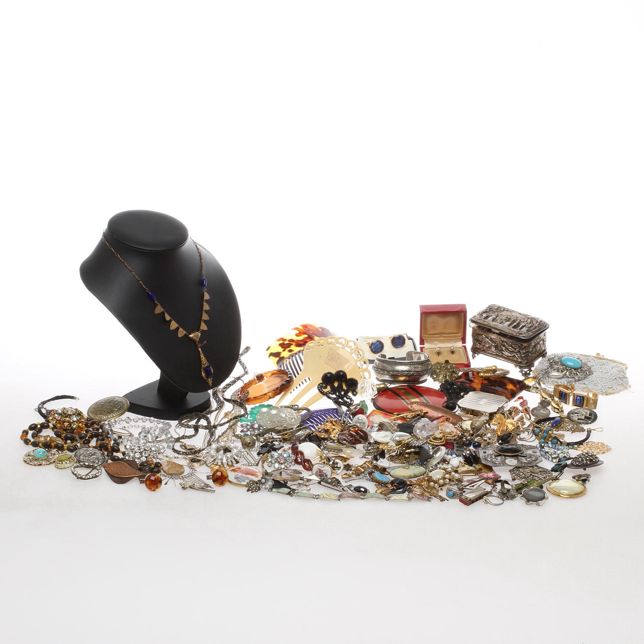 PARTI BIJOUTERIER MED MERA, 1900-tal.