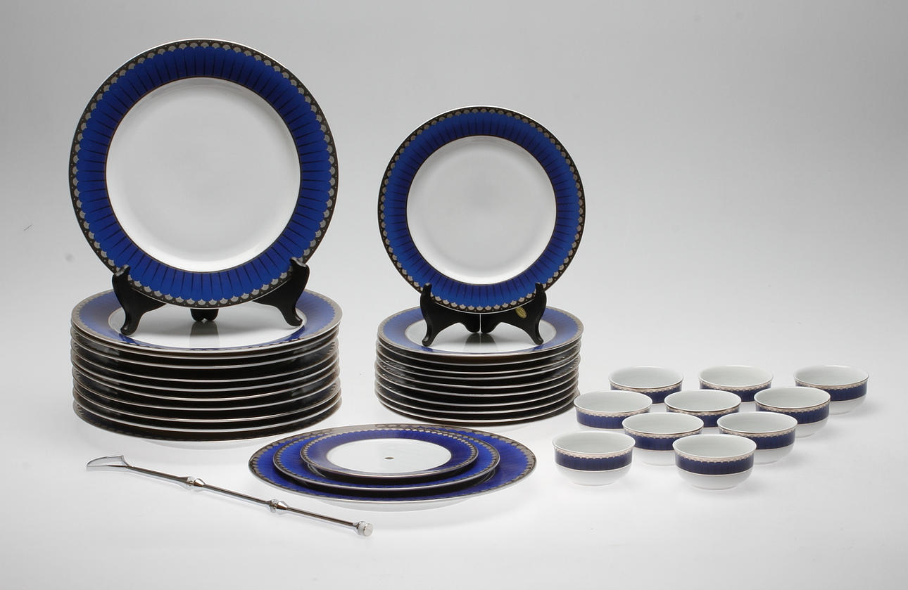 SERVISDELAR, 33 delar, porslin, "Marianne Royal Blue", Sigvard Bernadotte, Fyrklövern.