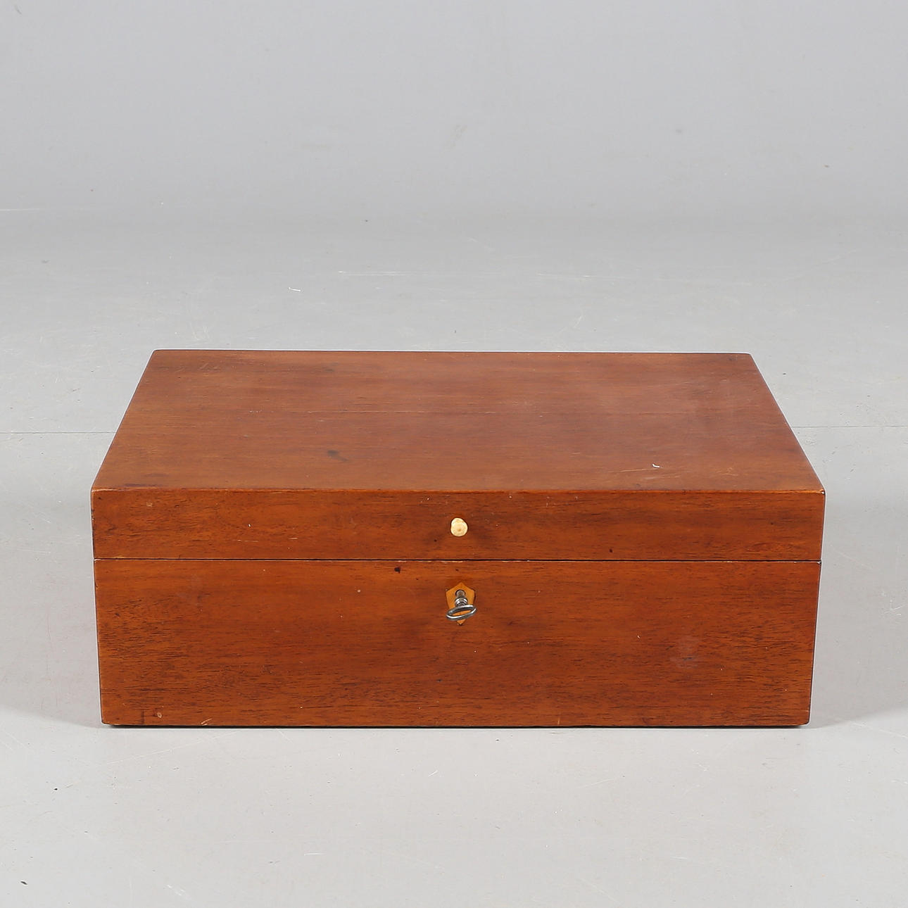 SCHATULL, trä, 1900-talets första hälft.