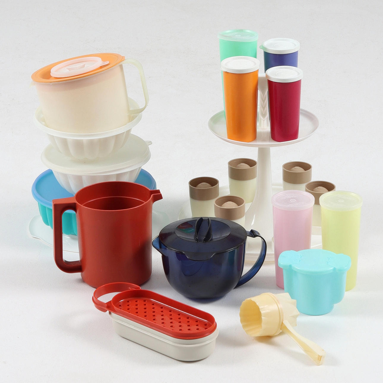 SERVISDELAR, 22 delar plast, Tupperware, London, England. Övrigt ...