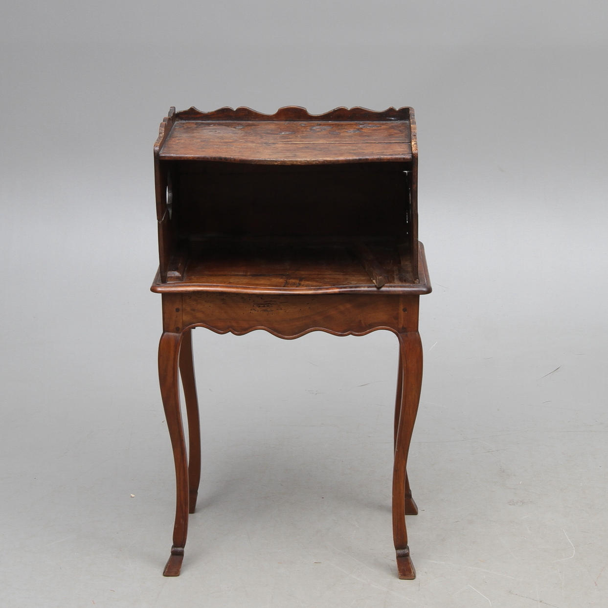 SÄNGBORD, rokokostil, med äldre uppsats.