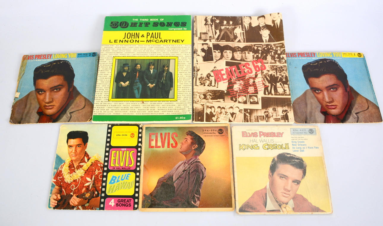 ELVIS PRESLEY. VINYLSKIVOR, singlar, 5 st, 1950-tal samt BEATLES notböcker, 2 st.
