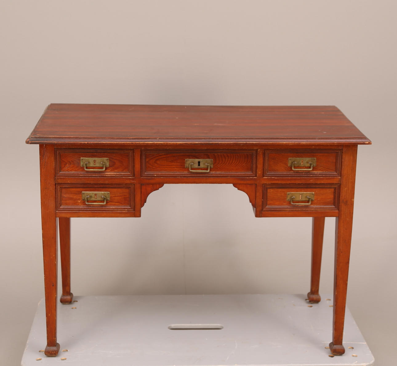 SKRIVBORD, betsad furu, fem lådor, 1900-tal.