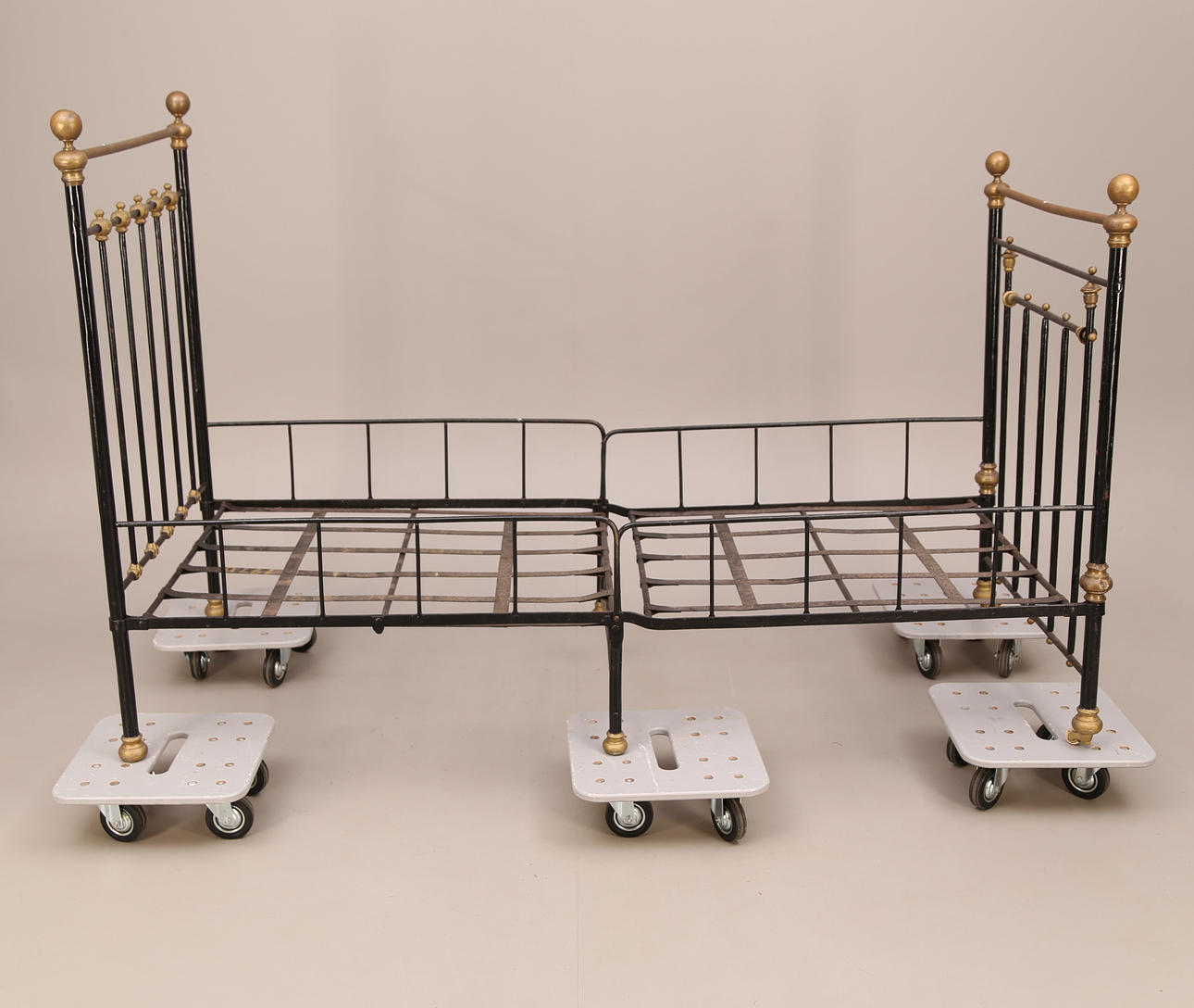 JÄRNSÄNG, ihopskjutbar, mässingsdetaljer, 1800-tal.