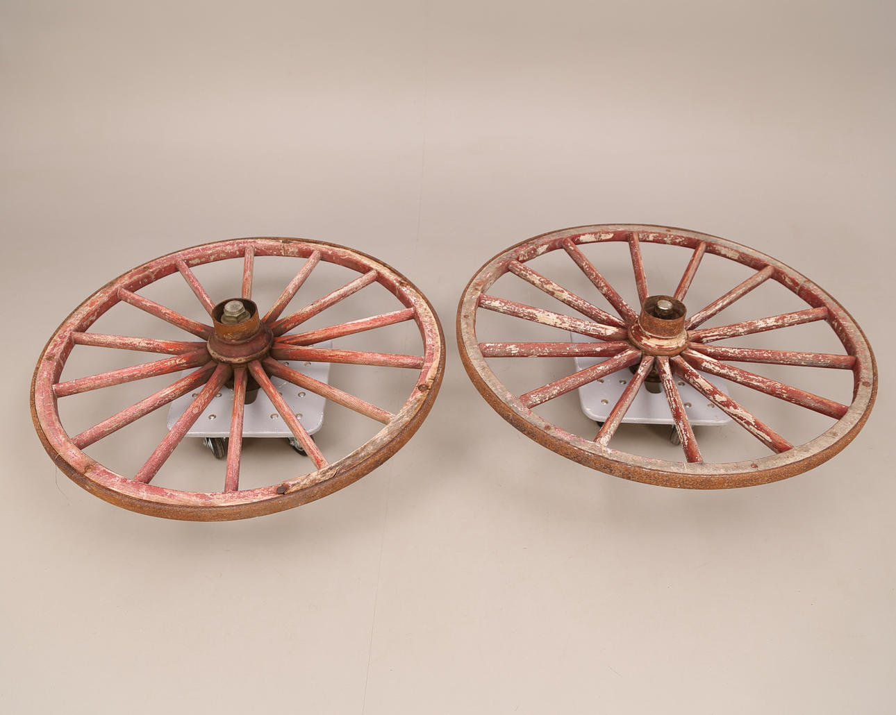 VAGNSHJUL, 2 st snarlika, 14 träekrar / st, järnring, tidigt 1900-tal.