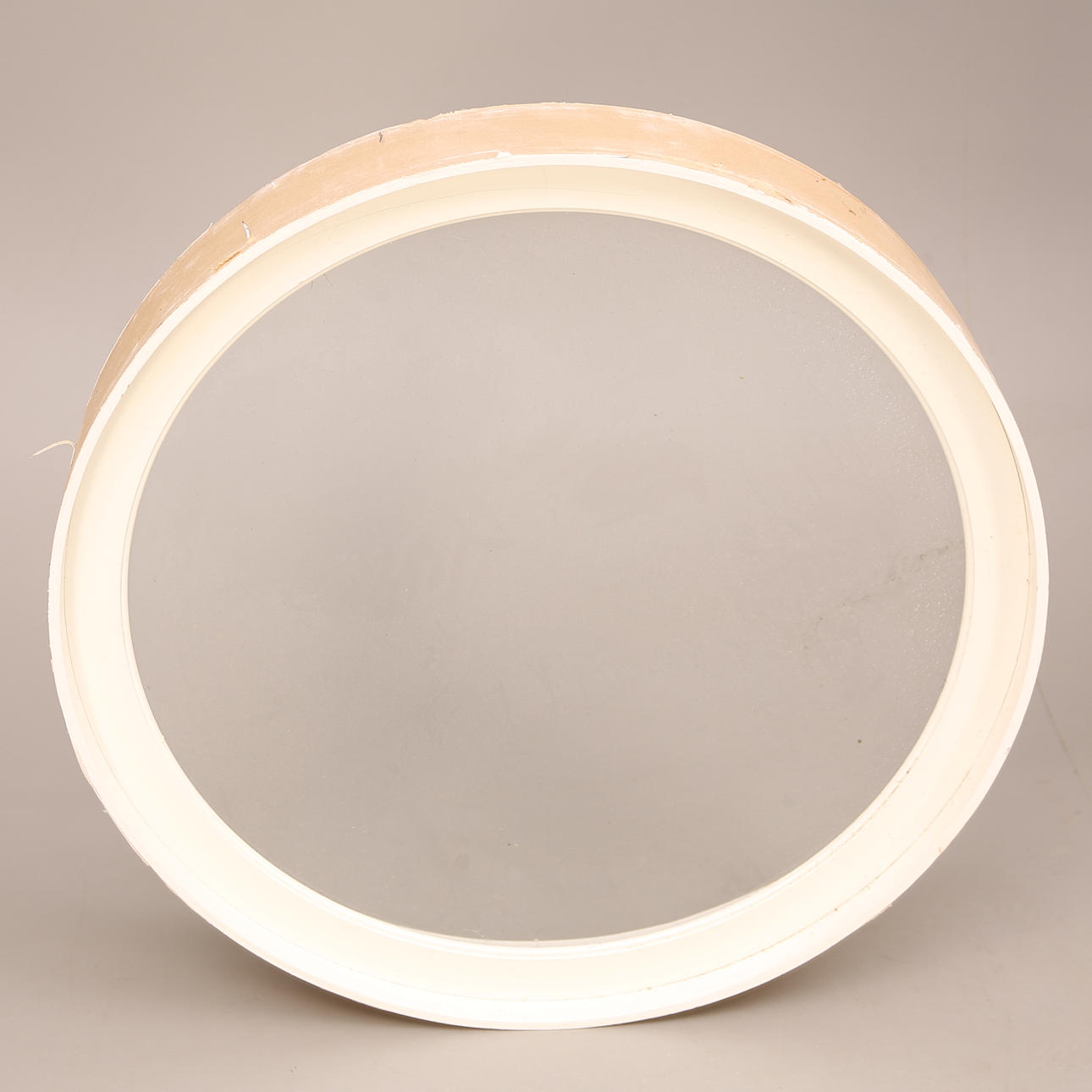 FÖNSTER med ram, runt, trä, vit, englas, sent 1900-tal.