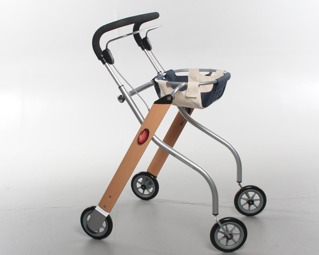ROLLATOR,Trustcare, inomhus med stor korg.