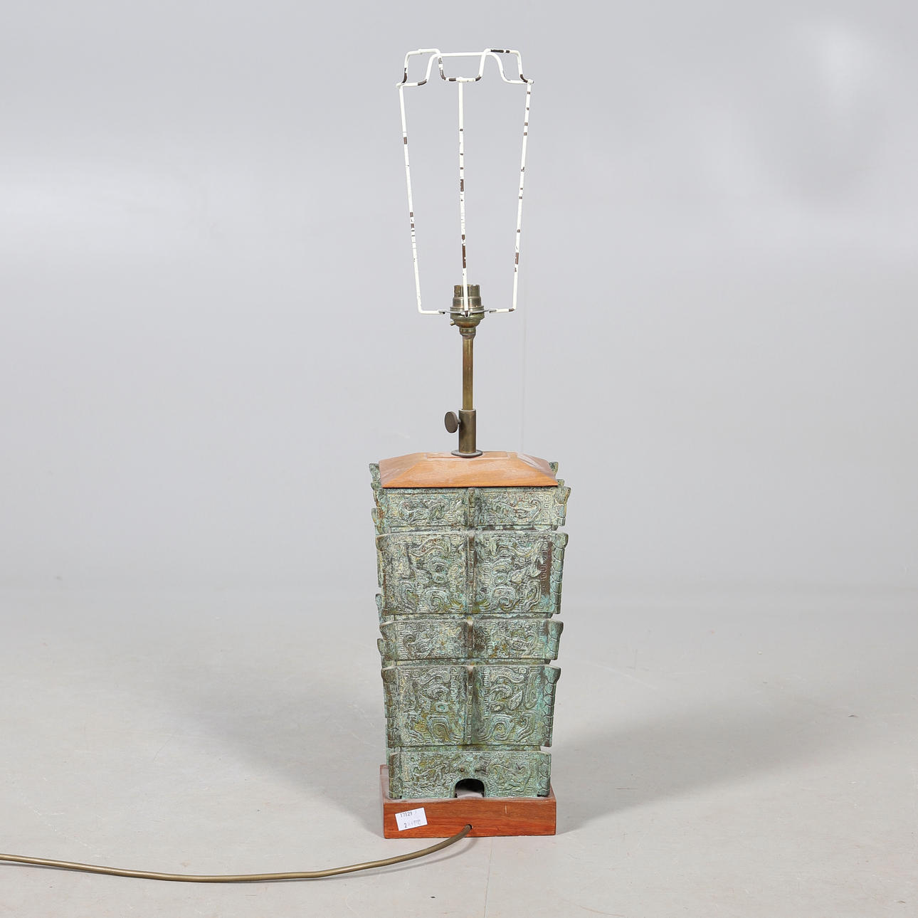 A CHINESE ARCHAIC STYLE BRONZE TABLE LAMP.